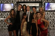 Da f&uuml;hlen sich die Jungs wohl: Bei den Dreharbeiten zu "Schwei&szlig;, Tr&auml;nen und Heidi". (im Uhrzeigersinn) Neil Patrick Harris, Josh Radnor, Heidi Klum, Adriana Lima, Marisa Miller, Selita Ebanks, Alessandra Ambrosia, Jason Segel und Miranda Kerr ...