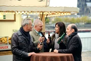 Drei K&ouml;lsch, ein Wasser: Max Ballauf (Klaus J. Behrendt, l) und Freddy Schenk (Dietmar B&auml;r) mit ihren Kollegen Eva Saalfeld (Simone Thomalla) und Andreas Keppler (Martin Wuttke, r) an der Wurstbraterei mit Domblick.