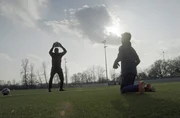 Mathis und sein privater Torwarttrainer Thorsten Albustin beim Training.