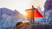 Im Hinduismus glaubt man, dass die Seele in einem endlosen Kreislauf aus Geburt, Tod und Wiedergeburt gefangen ist. Doch wer in Varanasi stirbt und dort beigesetzt wird, kann diesen Kreislauf durchbrechen und die Erl&ouml;sung erreichen.