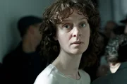 Etty (Julia Windischbauer) nimmt ihre Arbeit beim Judenrat auf. Dort beobachtet sie, wie einflussreiche Juden Freistellungen bekommen und so der Deportation entgehen. Etty (Julia Windischbauer) nimmt ihre Arbeit beim Judenrat auf. Dort beobachtet sie, wie einflussreiche Juden Freistellungen bekommen und so der Deportation entgehen.