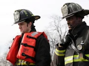 Eric Whaley (Shane McRae, l.) und Chief Wallace Boden (Eamonn Walker) werden zu einem Notfall gerufem: Ein Junge ist ins eiskalte Wasser gefallen und konnte sich nicht and er Oberfl&auml;che halten.
