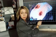 Sandra Cervik (Dr. Julia Traumannsdorff). Sandra Cervik (Dr. Julia Traumannsdorff).