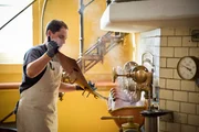 Markus Thaller - Braumeister &ndash; Brauerei Hofstetten in St. Martin im M&uuml;hlkreis. &Auml;lteste Brauerei &Ouml;sterreichs aus dem Jahr 1229. Familie Krammer betreibt die Brauerei in f&uuml;nfter Generation. Umfasst neben der Brauerei auch eine Landwirtschaft, in der Getreide zur Bierherstellung angebaut wird. Das Herzst&uuml;ck der Brauerei ist das alte Sudhaus aus dem Jahr 1929. Hier wird nach wie vor Bier gebraut. Seit 2015 gibt es zur Entlastung ein neues Sudhaus.