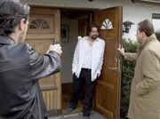 Kommissar Wallander (Krister Henriksson, rechts) und sein Kollege Stefan Lindman (Ola Rapace, links) wollen mit dem unwirschen Fotografen Robert Thuresson (Thomas W. Gabrielsson) reden.