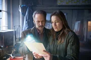 Ferdinand Zankl (Michael Ostrowski) und Frederike Bader (Marie Leuenberger) schauen auf eine Karte in Berti Ottensamers Werkstatt. Ferdinand Zankl (Michael Ostrowski) und Frederike Bader (Marie Leuenberger) schauen auf eine Karte in Berti Ottensamers Werkstatt.