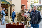 Bezirksinspektor Klaus Lechner (Andreas Kiendl) findet einen Stand in Mariazell, wo heiliges Wasser verkauft wird. Major Carl Ribarski (Stefan J&uuml;rgens) steht neben ihm und beobachtet, wie sein Kollege ein Fl&auml;schchen betrachtet.