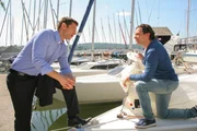 Kommissar Hansen (Igor Jeftic, l.) nimmt Segelbootbesitzer Manfred Seiler (J&ouml;rg Pintsch, r.) unter die Lupe.