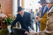 Christian Sevelda (Johannes Silberschneider, l.) will nicht, dass die Touristen das heilige Wasser entweihen.
