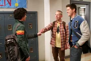Axl (Charlie McDermott, l.) hat mal wieder Pech, weil er aus Versehen zugestimmt hat, die verrückte Ashley zum Abschlussball zu begleiten. Deshalb überlegt er sich mit Darrin (John Gammon, M.) und Sean (Beau Wirick, r.), wie er sie dort durch ein anderes Mädchen austauschen kann ... Axl (Charlie McDermott, l.) hat mal wieder Pech, weil er aus Versehen zugestimmt hat, die verrückte Ashley zum Abschlussball zu begleiten. Deshalb überlegt er sich mit Darrin (John Gammon, M.) und Sean (Beau Wirick, r.), wie er sie dort durch ein anderes Mädchen austauschen kann ...