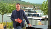 Kabarettist Lars Reichow erzählt direkt vom Flussufer von großen und kleinen Katastrophen seines Alltags, dazu gibt es Sketche und Musik. Gute Unterhaltung zum Lachen und Genießen. Kabarettist Lars Reichow erzählt direkt vom Flussufer von großen und kleinen Katastrophen seines Alltags, dazu gibt es Sketche und Musik. Gute Unterhaltung zum Lachen und Genießen.