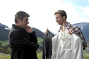 Dar&uuml;ber, dass Hans (Heiko Ruprecht, r.) bei seiner Hochzeit mit Klara zwischen den Fronten aus Tradition und Moderne steht, kann Martin (Hans Sigl, l.) nur schmunzeln.