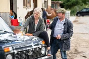 Nach einer verlorenen Wette mit Bernd (Martin Wangler) muss Kati (Christiane Bachschmidt) dessen total verdreckten Wagen putzen.