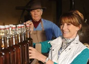 Jane Seymour als Sally Haynes, James Fox als Ludlow. Jane Seymour als Sally Haynes, James Fox als Ludlow.
