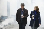Im Verlauf der Ermittlungen kommen sich Richard Castle (Nathan Fillion, l.) und Kate Beckett (Stana Katic, r.) wieder etwas n&auml;her ...