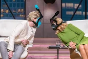 Die "Löwen" Dagmar Wöhrl und Tillman Schulz unterziehen die Ganz-Gesicht-Schnorchelmaske von KHROOM direkt dem Praxistest. Die "Löwen" Dagmar Wöhrl und Tillman Schulz unterziehen die Ganz-Gesicht-Schnorchelmaske von KHROOM direkt dem Praxistest.