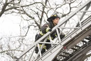 Chicago Fire Wunschkind - Kind of a Crazy Idea Staffel 4, Episode 21 Auf der Drehleiter: Monica Raymund als Gabriela Dawson