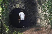 Auf der verzweifelten Suche nach Wasser folgt So (Karim Lemaitre) einem seltsamen Ger&auml;usch und verschwindet in einem dunklen Tunnel.
