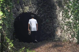 Auf der verzweifelten Suche nach Wasser folgt So (Karim Lemaitre) einem seltsamen Ger&auml;usch und verschwindet in einem dunklen Tunnel.