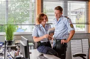 Leichenfund im Bodensee: Pirmin Spitznagel (Simon Werdelis, r.) und Julia Demmler (Wendy Güntensperger, l.) können den Toten anhand eines Buchumschlages identifizieren: es ist der Bestseller-Autor Armin König. Leichenfund im Bodensee: Pirmin Spitznagel (Simon Werdelis, r.) und Julia Demmler (Wendy Güntensperger, l.) können den Toten anhand eines Buchumschlages identifizieren: es ist der Bestseller-Autor Armin König.
