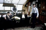 Die Freundesgruppe um Noodles (Robert De Niro, 2.v.r.) und Max (James Woods, re.), zu der auch Patsy (James Hayden, li.) und Fat Moe (Larry Rapp, 2.v.l.) geh&ouml;ren, h&auml;lt sich mit kriminellen Aktivit&auml;ten &uuml;ber Wasser.