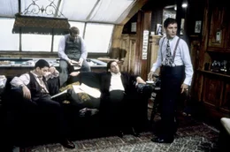 Die Freundesgruppe um Noodles (Robert De Niro, 2.v.r.) und Max (James Woods, re.), zu der auch Patsy (James Hayden, li.) und Fat Moe (Larry Rapp, 2.v.l.) geh&ouml;ren, h&auml;lt sich mit kriminellen Aktivit&auml;ten &uuml;ber Wasser.