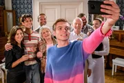Leo m&ouml;chte einen sch&ouml;nen Moment auf einem Selfie festhalten. (v.li.: Soraya Bouabsa, Orlando Lenzen, Anjte Hagen, Aurel Klug, Sepp Schauer).