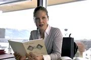 Andrea (Tessa Mittelstaedt) ist fest entschlossen, zu einer Anwaltskanzlei nach Wien zu wechseln, um Martin hinter sich zu lassen.