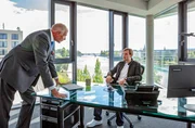 Der Bauunternehmer Manfred Treskow (Frank Vockroth, l.) betreut seinen Sohn Ben (Christopher Reinhardt, r.) mit dem Projekt &ndash; er soll der Witwe Dellbr&uuml;ck das Seegrundst&uuml;ck abpressen.