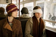 Charlotte (Liv Lisa Fries) begleitet ihre Schwester Ilse (Laura Kiehne) nach einer Augen OP. Charlotte (Liv Lisa Fries) begleitet ihre Schwester Ilse (Laura Kiehne) nach einer Augen OP.