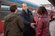 Die Stimmung ist frostig, als Carl Sievers (Peter Heinrich Brix, Mi.) auf Sylt ankommt und von seinen neuen Mitarbeitern Hinnerk Feldmann (Oliver Wnuk) und Ina Behrendsen (Julia Brendler) begrüßt wird. Die Stimmung ist frostig, als Carl Sievers (Peter Heinrich Brix, Mi.) auf Sylt ankommt und von seinen neuen Mitarbeitern Hinnerk Feldmann (Oliver Wnuk) und Ina Behrendsen (Julia Brendler) begrüßt wird.