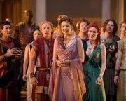 Lucretia (Lucy Lawless, M.) und Gaia (Jaime Murray, vorne r.) sehen eine gro&szlig;e Chance, das Haus Batiatus endg&uuml;ltig in die Oberschicht zu katapultieren. Sie organisieren deshalb eine gigantische Orgie. Doch die Feier endet tragisch ...