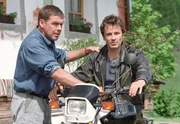 Johannes Wallner (Sascha Hehn, li.) und sein Bruder Markus (Timothy Peach). Johannes Wallner (Sascha Hehn, li.) und sein Bruder Markus (Timothy Peach).