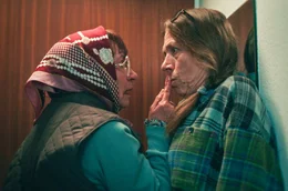 Ein Hang zur &Uuml;berreaktion: Ursula (Annette Bajorat, li.) geht zu Gitti (Michaela Winterstein, re.), weil sie denkt, dass ein Verbrecher sie verfolgt.