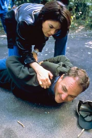 Detective Olivia Benson (Mariska Hargitay) &uuml;berw&auml;ltigt den Immobilienmakler Richard White (Bruce Kirkpatrick).