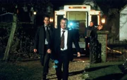 Inspector Barnaby (John Nettles, r.) und Sergeant Scott (John Hopkins, l.) sind betroffen &uuml;ber die Pogromstimmung im Dorf gegen die "Hexe", eine junge, engagierte Lehrerin.