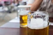 Bei "Bier-Weltmeisterschaften" landen seit Jahren amerikanische Biere ganz vorne. In den USA ist der Trend zu neuen Biersorten unübersehbar – es sind in bester Handwerkstradition gebraute Biere. Bayern, so scheint es, hat diese Bewegung fast verschlafen. Doch jetzt lebt sie vor allem im Chiemgau, in München, im Allgäu und in Oberfranken auf. Der Hopfen ist dabei die Zauberpflanze: neue Züchtungen, die dem Bier ungewohnte Geschmacksrichtungen verleihen. Bei "Bier-Weltmeisterschaften" landen seit Jahren amerikanische Biere ganz vorne. In den USA ist der Trend zu neuen Biersorten unübersehbar – es sind in bester Handwerkstradition gebraute Biere. Bayern, so scheint es, hat diese Bewegung fast verschlafen. Doch jetzt lebt sie vor allem im Chiemgau, in München, im Allgäu und in Oberfranken auf. Der Hopfen ist dabei die Zauberpflanze: neue Züchtungen, die dem Bier ungewohnte Geschmacksrichtungen verleihen.