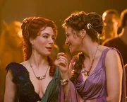 Wittern die Chance, das Haus endg&uuml;ltig in der adeligen Oberschicht zu etablieren - und organisieren deshalb eine gewaltige Orgie: Lucretia (Lucy Lawless, r.) und Gaia (Jaime Murray, l.) ...