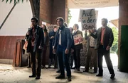 Winne (Damian Hardung, vorne Mitte), Bijan (Omid Memar, l.) und die anderen Demonstrierenden. Winne (Damian Hardung, vorne Mitte), Bijan (Omid Memar, l.) und die anderen Demonstrierenden.
