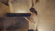 Saqqara, &Auml;gypten - Die Arch&auml;ologin Christelle Alvarez untersucht die Pyramide von Pepi II.