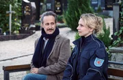 Ferdinand Zankl (Michael Ostrowski) sitzt auf einer Parkbank auf dem Friedhof und spricht mit Johanna Trencker (Teresa Rizos). Ferdinand Zankl (Michael Ostrowski) sitzt auf einer Parkbank auf dem Friedhof und spricht mit Johanna Trencker (Teresa Rizos).