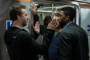 Regisseur Brian Kirk (l.) mit Chadwick Boseman (r.) am Set von 21 BRIDGES