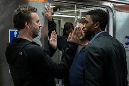 Regisseur Brian Kirk (l.) mit Chadwick Boseman (r.) am Set von 21 BRIDGES