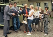 Eine schrecklich nette Familie: Hilde (Ruth Maria Kubitschek) begr&uuml;&szlig;t ihre T&ouml;chter Susanne (Susanna Simon, 4.v.li.), Regina (Marita Marschall, 3.v.re.) und Anja (Tina Ruland, 2.v.re.), sowie deren LebenspartnerInnen Karin (Gesine Cukrowski, re.), Frank (Oliver Bootz, 2.v.li.) und Robert (Roman Knizka).