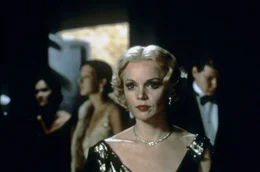 Nach einem Raub&uuml;berfall wird Carol (Tuesday Weld) Max' Freundin. W&auml;hrend dieser gemeinsam mit Noodles New York unsicher macht, macht sie sich Sorgen um ihn.