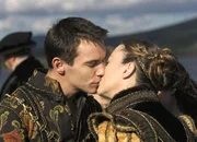 Obwohl er verheiratet ist, setzt König Henry VIII. (Jonathan Rhys Meyers, l.) sein ausschweifendes Leben fort. Opfer finden sich genug, denn viele Kammerzofen und Edelfrauen erliegen dem Charme des Monarchen ... Obwohl er verheiratet ist, setzt König Henry VIII. (Jonathan Rhys Meyers, l.) sein ausschweifendes Leben fort. Opfer finden sich genug, denn viele Kammerzofen und Edelfrauen erliegen dem Charme des Monarchen ...