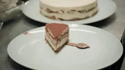 Ein St&uuml;ck Tiramisu auf einem wei&szlig;en Teller. (Quelle: National Geographic)