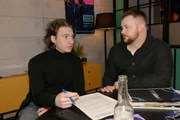 Jonas (Felix van Deventer, r.) merkt, dass er Mats (B&eacute;la Kampschulte) keinen Druck machen darf.