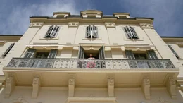F&uuml;r manche G&auml;ste ist es die gro&szlig;e B&uuml;hne, f&uuml;r andere das diskrete Versteck: Das Hotel du Cap-Eden-Roc.