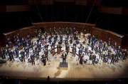 Dirigent Cristian Măcelaru (Mi.) ist seit 2020 Musikdirektor des Orchestre National de France in Paris. Es steht f&uuml;r musikalische Exzellenz, kulturelle Vielfalt und einen unverwechselbaren Klang, der Tradition und Gegenwart vereint.